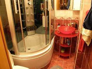 Эффективные методы монтажа душевой кабины в ванной комнате